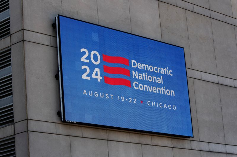© Reuters. FILE PHOTO: An LED sign located on the United Center displays a DNC 2024 logo and information, above Pro-Palestinian protesters demonstrating outside the United Center, the venue for the upcoming Democratic National Convention (DNC), during a media walk through of the facility in Chicago, Illinois, U.S., May 22, 2024. REUTERS/Jim Vondruska/File Photo