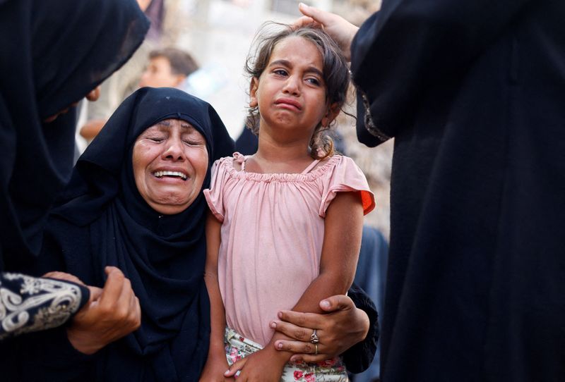 © Reuters. A woman and a girl react following an Israeli strike that hit a tent camp, amid the ongoing conflict between Israel and Hamas, in Al-Mawasi area in western Rafah, in the southern Gaza Strip, June 21, 2024. REUTERS/Mohammed Salem 