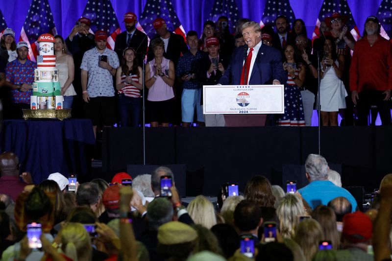 © Reuters. File photo: Former U.S. President and Republican presidential candidate Donald Trump speaks at a rally and celebration of his birthday at the Palm Beach County Convention Center, in West Palm Beach, Florida, U.S., June 14, 2024. REUTERS/Evelyn Hockstein/File photo