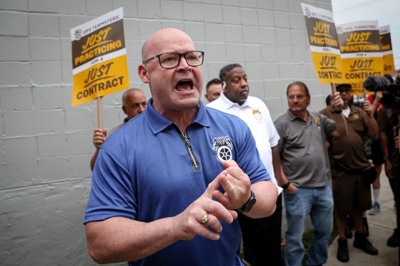 © Reuters. FILE PHOTO: Sean O'Brien, president of the International Brotherhood of Teamsters, speaks to UPS Teamsters during a picket ahead of an upcoming possible strike, outside of a UPS Distribution Center in Brooklyn, New York, U.S., July 14, 2023. REUTERS/Brendan McDermid/File Photo