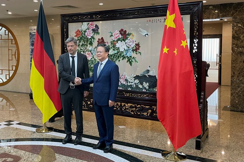 © Reuters. German Vice Chancellor and Economy Minister Robert Habeck shakes hands with National Development and Reform Commission (NDRC) Chairman Zheng Shanjie before a meeting in Beijing, China June 22, 2024. REUTERS/Maria Martinez