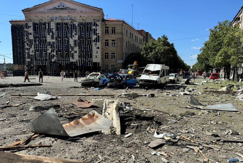 &copy; Reuters. A view of the site of a Russian air strike, amid Russia's attack on Ukraine, in Kharkiv, Ukraine June 22, 2024. REUTERS/Vitalii Hnidyi