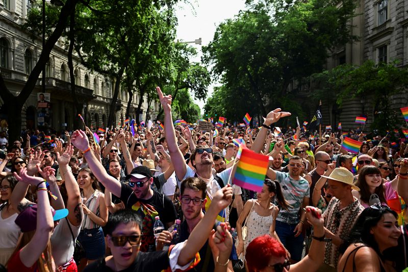 &copy; Reuters. Pessoas participam da Parada do Orgulho de Budapeste n22/06/2024nREUTERS/Marton Monus