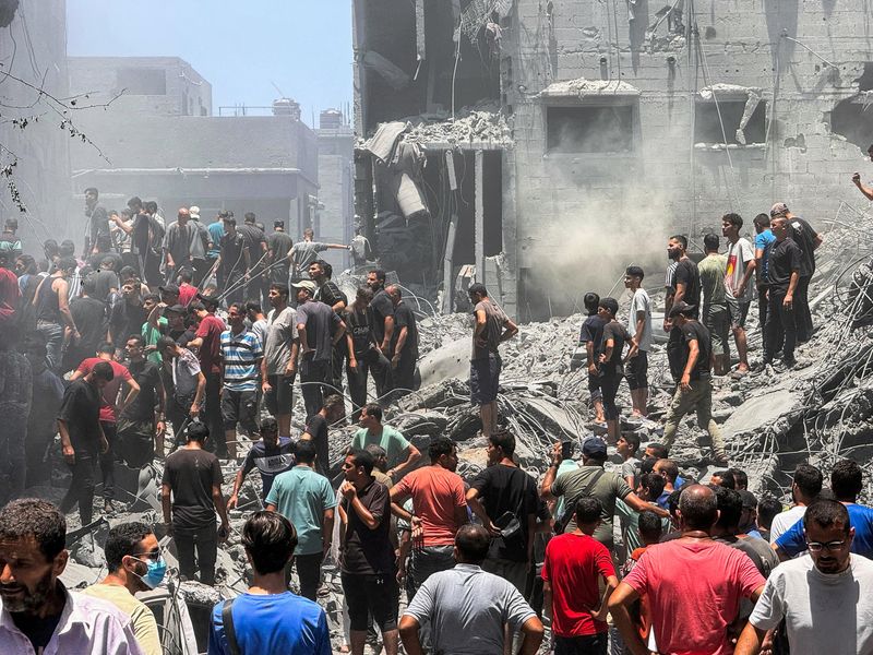 &copy; Reuters. Palestinos procuram vítimas no local de ataques israelenses a casas no campo de refugiados de Al Shati, na Cidade de Gazan22/06/2024nREUTERS/Ayman Al Hassi     