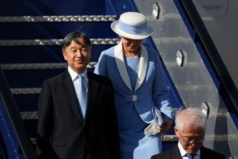 &copy; Reuters. O embaixador japonês no Reino Unido, Hajime Hayashi, caminha na frente do imperador japonês Naruhito e da imperatriz Masako em sua chegada para visita de Estado, no Aeroporto de Stansted, perto de Londres, Reino Unidon22/06/2024nREUTERS/Suzanne Plunkett