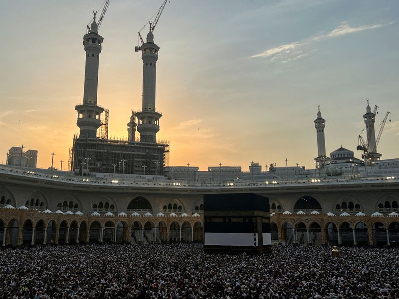 &copy; Reuters. Peregrinos muçulmanos ao redor da Caabadurante a peregrinação anual do Hajj, em Meca, Arábia Sauditan18/06/2024nREUTERS/Mohammed Torokman