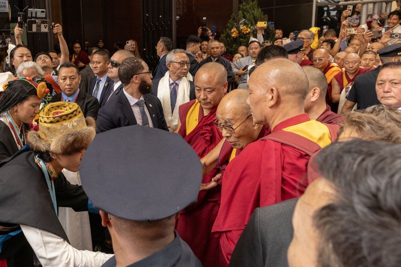 &copy; Reuters. O líder espiritual tibetano, Dalai Lama, chega a hotel na cidade de Nova Yorkn23/06/2024nREUTERS/Jeenah Moon