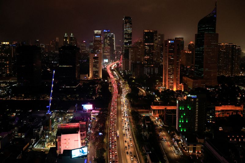 © Reuters. FILE PHOTO: A general view of the business district during rush hour traffic jams in Jakarta, Indonesia, August 4, 2022. REUTERS/Willy Kurniawan/File Photo