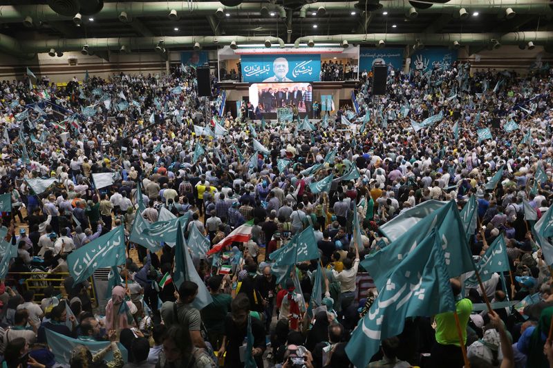 &copy; Reuters. FILE PHOTO: Supporters of Iranian presidential candidate Masoud Pezeshkian attend a campaign event in Tehran, Iran, June 23, 2024. Majid Asgaripour/WANA (West Asia News Agency) via REUTERS/File Photo