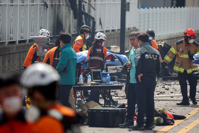 &copy; Reuters. Emergency personnel move the body of a person killed in a deadly fire at a lithium battery factory owned by South Korean battery maker Aricell, in Hwaseong, South Korea, June 24, 2024. REUTERS/Kim Hong-ji