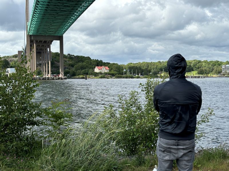 © Reuters. FILE PHOTO: Yayha, a former gang criminal who declined to give his last name or show his face, stands on a riverfront in Gothenburg, Sweden June 13, 2024. REUTERS/Johan Ahlander/File photo