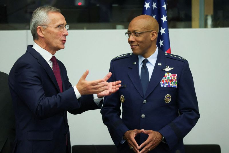 © Reuters. FILE PHOTO: NATO Secretary General Jens Stoltenberg and Chairman of the U.S. Joint Chiefs of Staff Charles Q. Brown Jr. attend the NATO defence ministers' meeting at the Alliance's headquarters in Brussels, Belgium June 13, 2024. REUTERS/Johanna Geron/File Photo