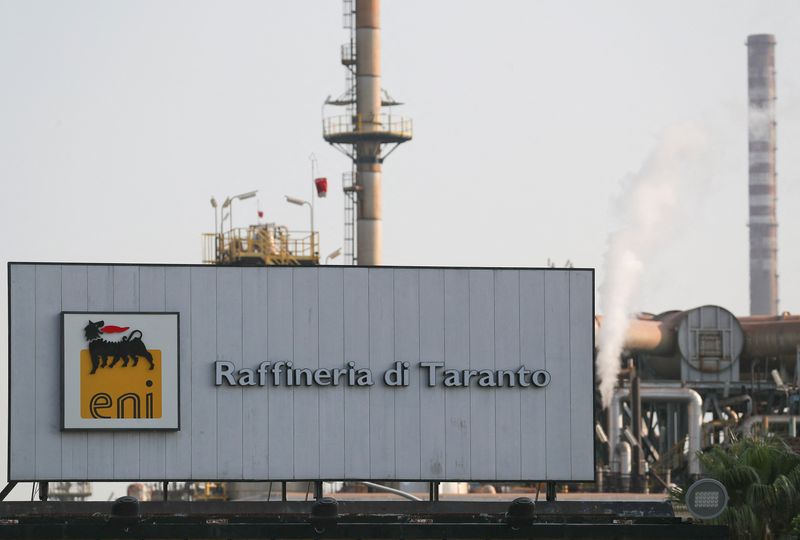 &copy; Reuters. FILE PHOTO: An entrance of the oil refinery of Eni is seen in Taranto, southern Italy, September 21, 2018. REUTERS/Alessandro Bianchi/File Photo