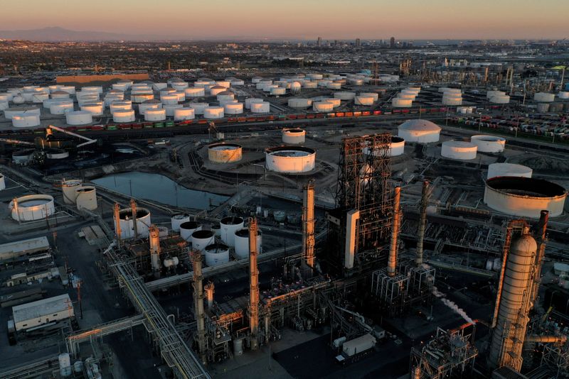 &copy; Reuters. Una vista della raffineria di Los Angeles della Phillips 66 Company (in primo piano), e dei serbatoi di stoccaggio per i prodotti petroliferi raffinati del Kinder Morgan Carson Terminal (sullo sfondo), al tramonto a Carson, California, Stati Uniti, 11 mar