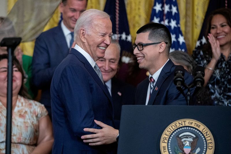 © Reuters. FILE PHOTO: DACA recipient Javier Quiroz Castro introduces U.S. President Joe Biden, before the announcement an executive action to provide immigration relief for spouses of U.S. citizens, coinciding with the 12th anniversary of the Deferred Action for Childhood Arrivals (DACA) program, at the White House in Washington, U.S., June 18, 2024. REUTERS/Anna Rose Layden/File Photo