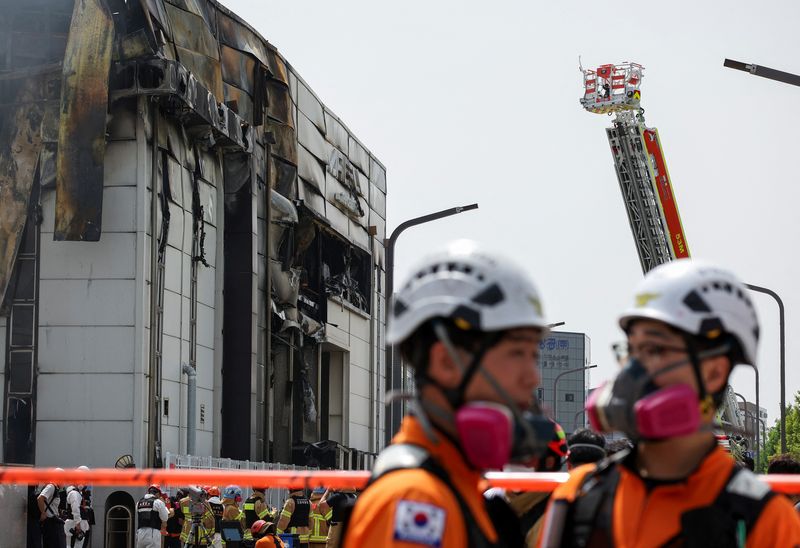 &copy; Reuters. Personale di emergenza lavora sul luogo di un incendio mortale in una fabbrica di batterie a Hwaseong, Corea del Sud, 24 giugno 2024. REUTERS/Kim Hong-jin