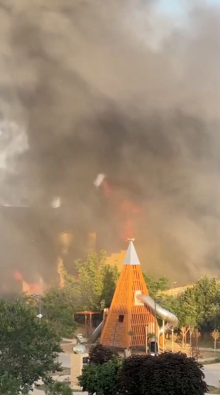 &copy; Reuters. Una veduta mostra del fumo sollevarsi da un edificio in fiamme a Derbent, in Russia, il 23 giugno 2024, in questo fermo immagine ottenuto da un video.  VIDEO OTTENUTO DA REUTERS/via REUTERS/File Photon