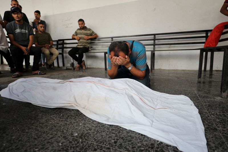 &copy; Reuters. Homem chora durante funeral de diretor dos serviços de ambulância e emergência de Gaza, morto em ataque israelensen24/06/2024 REUTERS/Dawoud Abu Alkas