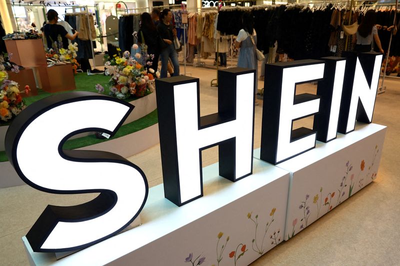 © Reuters. Logo da Shein em centro comercial de Cingapura
4/4/2024 REUTERS/Edgar Su/Arquivo