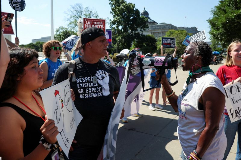© Reuters. Grupo contrário ao aborto protesta do lado de fora da Suprema Corte dos Estados Unidos em Washington
21/06/2024 REUTERS/Amanda Andrade-Rhoades