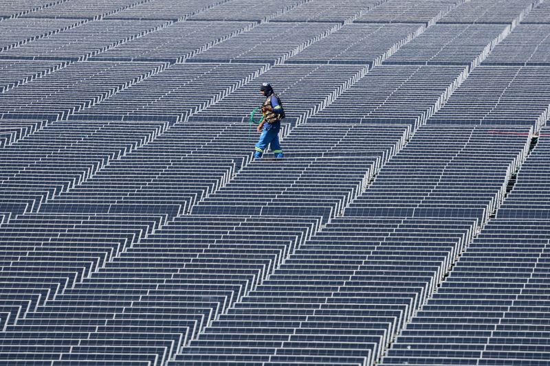 &copy; Reuters. Trabalhador caminha em unidade com painel solar flutuante na represa Billingsn5/04/2024nREUTERS/Jorge Silva