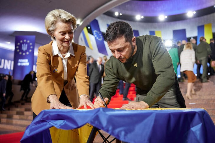 &copy; Reuters. Presidente ucraniano, Volodymyr Zelenskiy, e presidente da Comissão Europeia, Ursula von der Leyen, assinam bandeira da Ucrânia antes de cúpula em Kievn02/02/2023nServiço de Imprensa da Presidência da Ucrânia/Divulgação via REUTERS