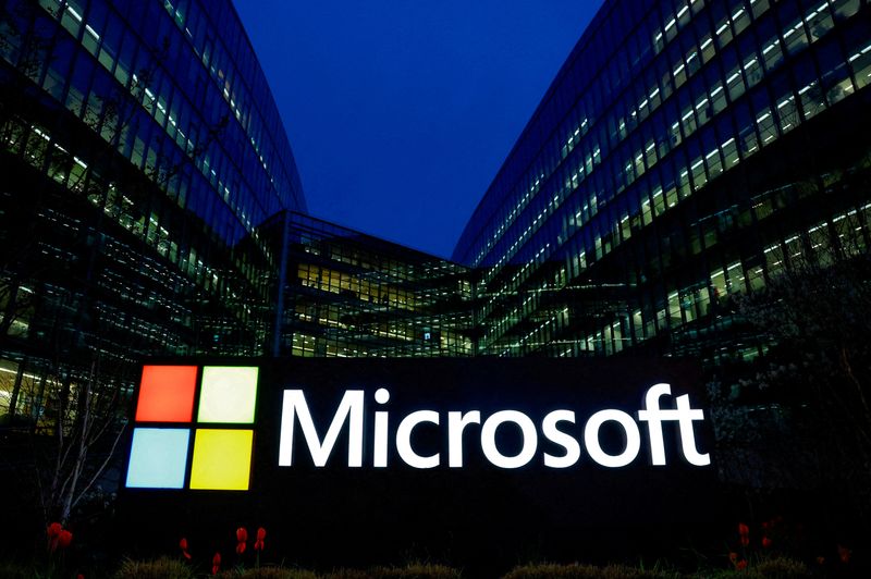 © Reuter.  PHOTO DE DOSSIER : Une vue montre un logo Microsoft dans les bureaux de Microsoft à Issy-les-Moulineaux près de Paris, France, le 25 mars 2024. REUTERS/Gonzalo Fuentes/File Photo