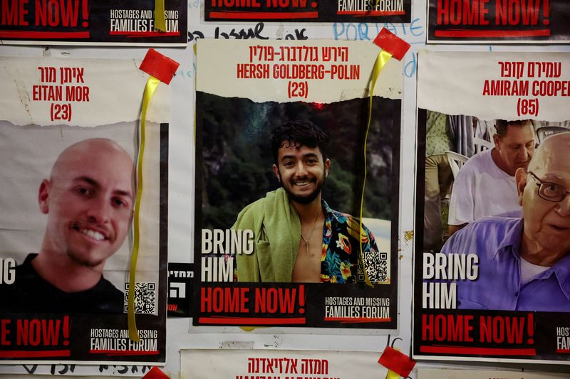 © Reuters. FILE PHOTO: A view of a banner depicting Hersh Goldberg-Polin, an Israeli-American seized during the October 7 attack on Israel and taken hostage into Gaza, as today marks 200 days since people were taken hostages by the Palestinian Islamist group Hamas, amid the ongoing conflict between Israel and Hamas, in Tel Aviv, Israel, April 24, 2024. REUTERS/Hannah McKay/File Photo