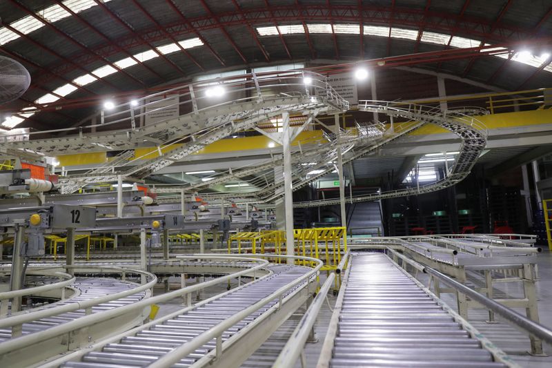 © Reuters. A view of an empty packing area at an avocado orchard after the U.S. suspended inspections of avocados due to a safety incident in the Mexican state of Michoacan, effectively halting the flow of avocados into the country, in Uruapan, Mexico June 20, 2024. REUTERS/Ivan Arias