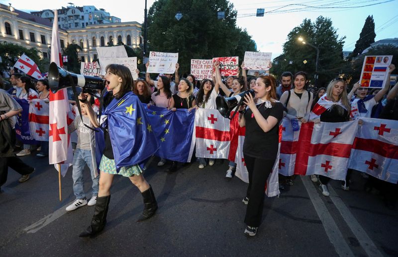 © Reuters. FILE PHOTO: Demonstrators hold a rally to protest against a bill on 