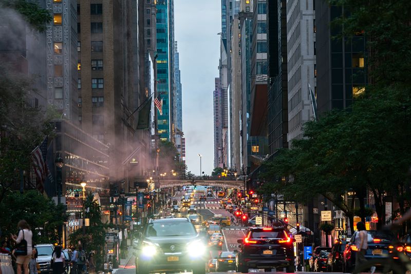 © Reuters. FILE PHOTO: Cars drive on 42nd St in Manhattan during the phenomenon known as Manhattanhenge in New York City, New York, U.S. July 11, 2021. REUTERS/Jeenah Moon/File Photo