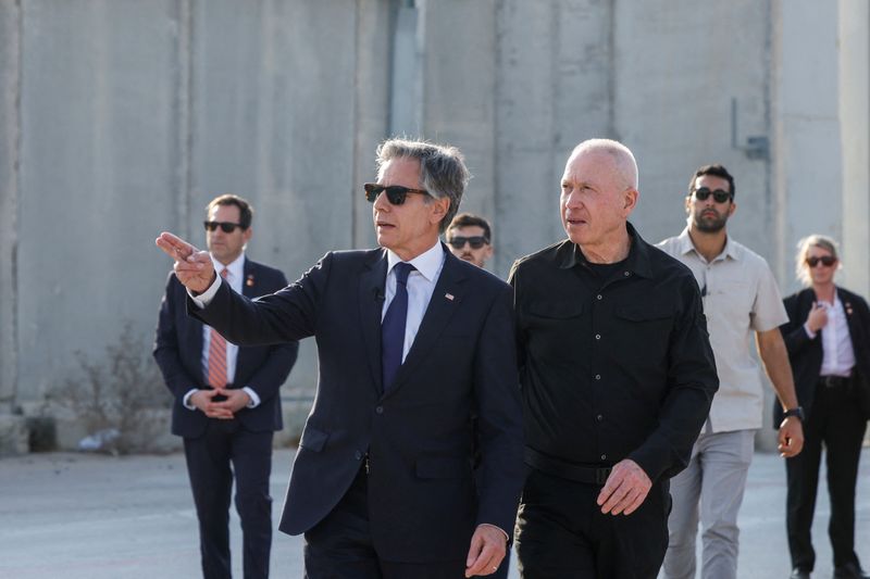 © Reuters. FILE PHOTO: U.S. Secretary of State Antony Blinken gestures as he walks with Israeli Defense Minister Yoav Gallant, at the Kerem Shalom border crossing, Israel, May 1, 2024. REUTERS/Evelyn Hockstein/Pool/File Photo