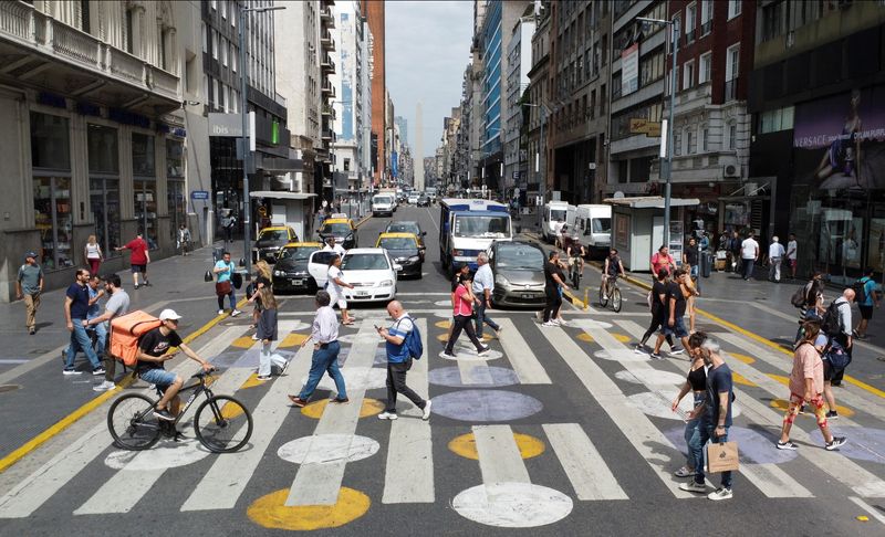 &copy; Reuters. FILE PHOTO: Pedestrians walk in Buenos Aires' financial district, in Argentina November 21, 2023. REUTERS/Agustin Marcarian/File Photo