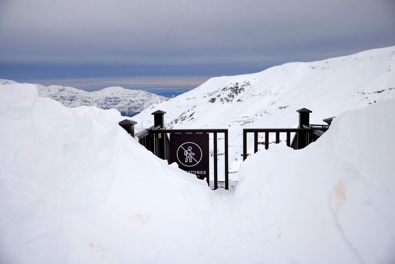 &copy; Reuters. Cerca coberta de neve em Valle Nevado, um resort de inverno na Cordilheira dos Andes, no Chilen20/06/2024nREUTERS/Pablo Sanhueza