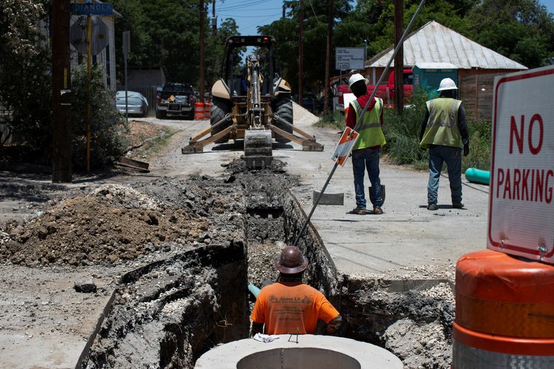 © Reuters. FILE PHOTO: Construction workers dig a new line for a pipe in a residential neighborhood in the middle of the day during a period of hot weather in San Antonio, Texas, U.S. June 27, 2023.  REUTERS/Kaylee Greenlee Beal/File Photo