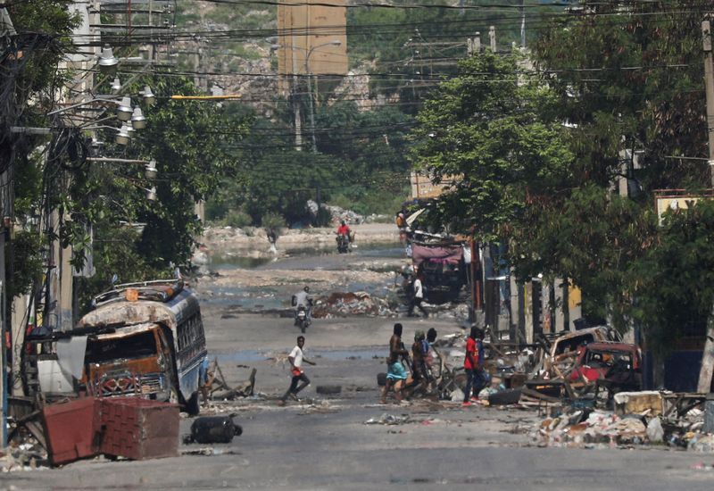 © Reuters. FILE PHOTO: Armed gang members walk through the streets near the presidential palace, in Port-au-Prince, Haiti April 23, 2024. REUTERS/Ralph Tedy Erol/File Photo