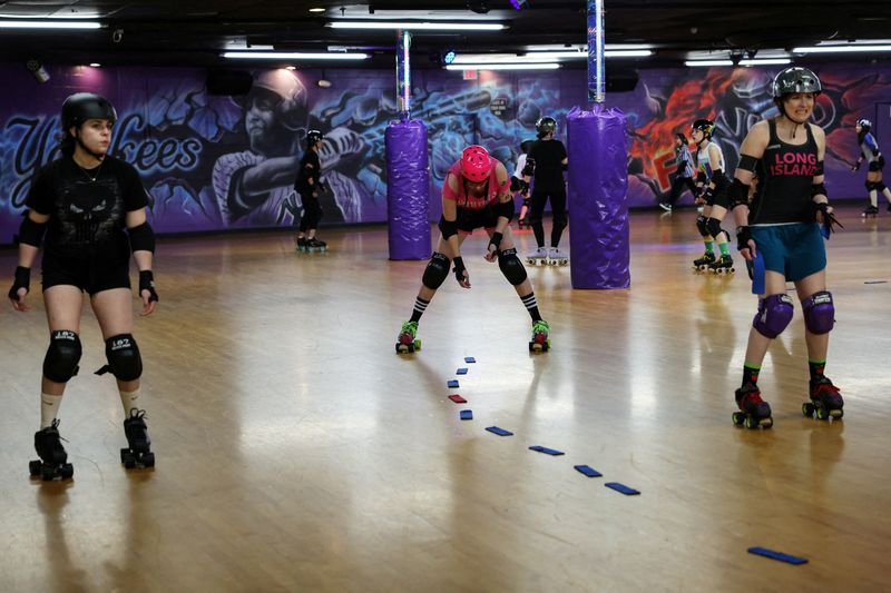 &copy; Reuters. FILE PHOTO: Members of New York's Long Island Roller Rebels practice drills at the United Skates of America Roller Skating facility in Massapequa, New York, U.S., March 19, 2024. REUTERS/Shannon Stapleton/File Photo