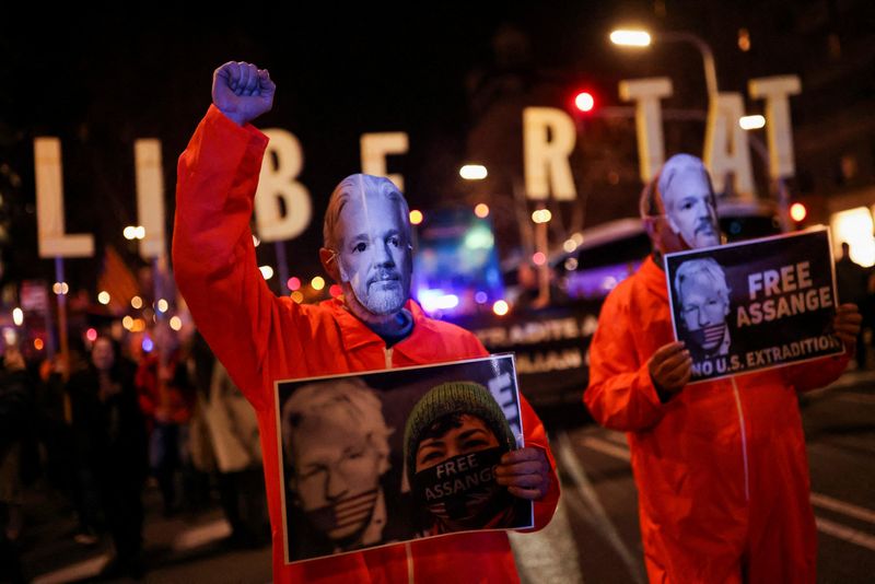 ©Reuters.  On February 20, 2024, supporters of WikiLeaks founder Julian Assange demonstrated against US extradition in front of the British Consulate in Barcelona, ​​Spain.