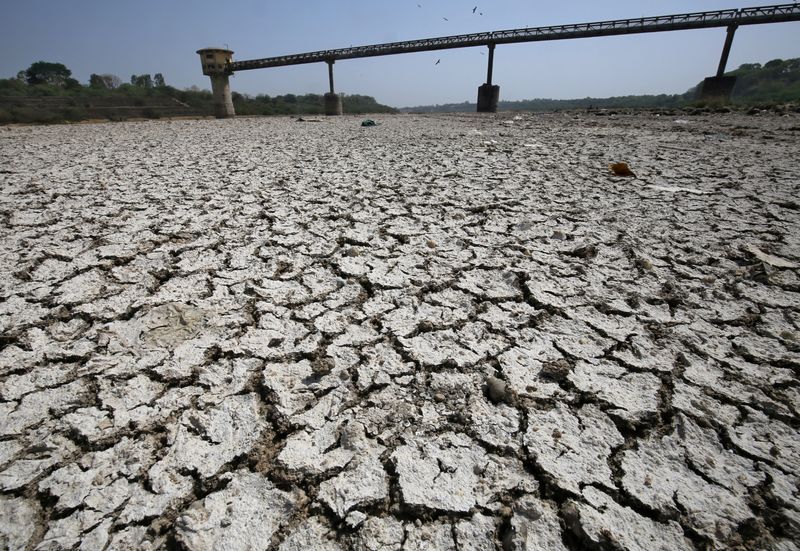&copy; Reuters. FILE PHOTO: A water pump shed is seen in the dried-up portion of the Sabarmati river on a hot day on the outskirts of Ahmedabad, India, April 6, 2018. REUTERS/Amit Dave/File Photo