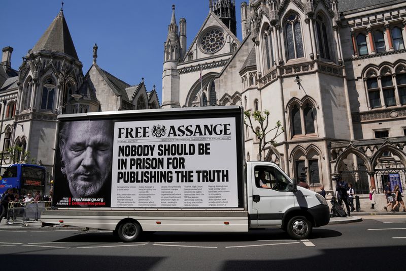 © Reuters. FILE PHOTO: A car with a message in support of WikiLeaks founder Julian Assange drives in front of the High Court, on the day of an extradition hearing of Julian Assange, in London, Britain, May 20, 2024. REUTERS/Maja Smiejkowska/File Photo