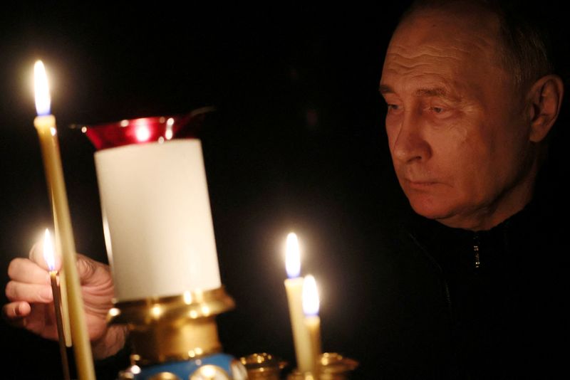 © Reuters. FILE PHOTO: Russian President Vladimir Putin lights a candle in memory of the victims of the Crocus City Hall attack, on the day of national mourning in a church at the Novo-Ogaryovo state residence outside Moscow, Russia March 24, 2024. Sputnik/Mikhail Metzel/Pool via REUTERS/File Photo