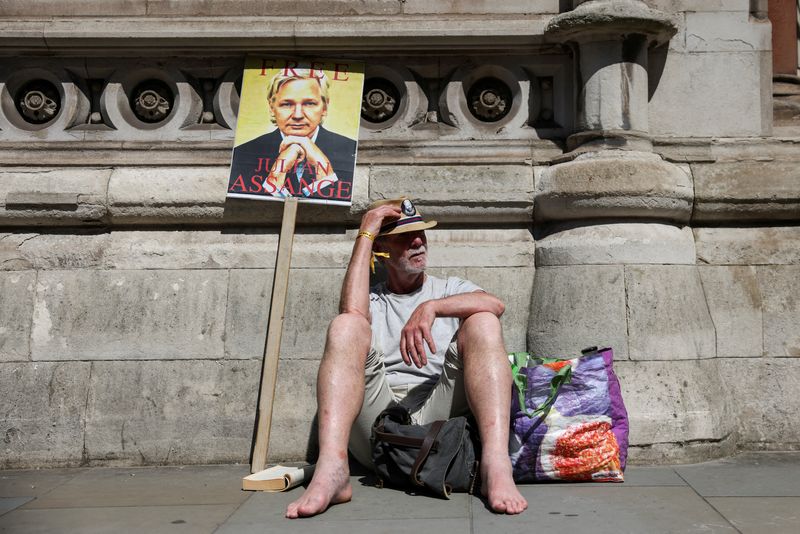 &copy; Reuters. FILE PHOTO: A supporter of Julian Assange sits outside of the Royal Court of Justice, on the day of an extradition hearing of the WikiLeaks founder, in London, Britain, May 20, 2024. REUTERS/Hollie Adams/File Photo