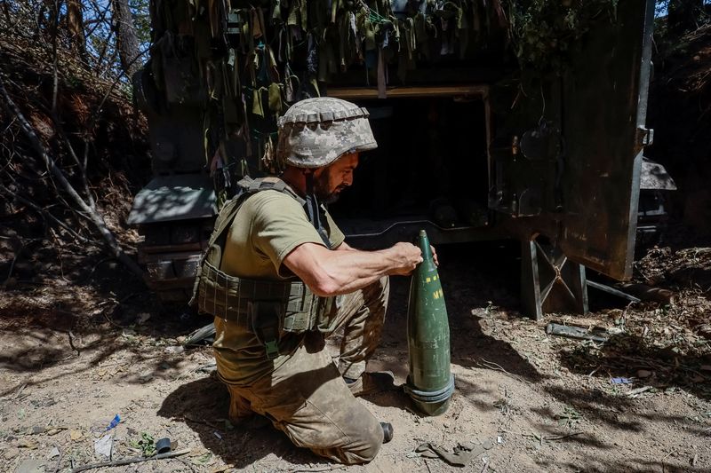 © Reuters. FILE PHOTO: Ukrainian serviceman of the 33rd Separate Mechanised Brigade, Oleh, 49 years old, prepares a shell for an M109L self-propelled howitzer before firing towards Russian troops near a front line, amid Russia's attack on Ukraine, at an undisclosed location in Donetsk region, Ukraine June 23, 2024. REUTERS/Alina Smutko/File Photo