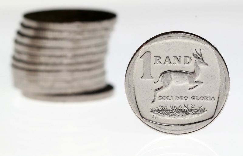 © Reuters. South African Rand coins are seen in this illustration picture taken October 28, 2020.  REUTERS/Mike Hutchings/Illustration