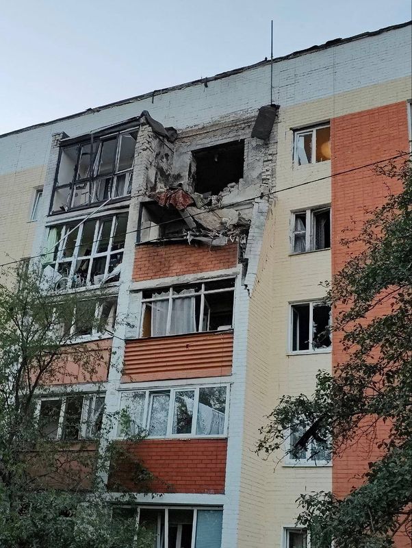 © Reuters. A view shows a damaged multi-story apartment block following what local authorities called a Ukrainian drone attack, in the course of the Russia-Ukraine conflict in the Yakovlevsky district in the Belgorod region, Russia, in this picture published June 25, 2024. Governor of Belgorod Region Vyacheslav Gladkov via Telegram/Handout via REUTERS 
