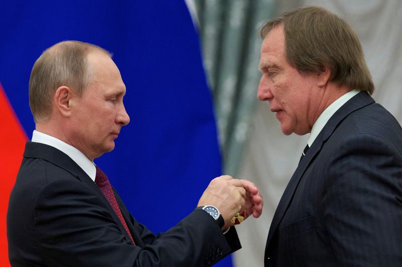 &copy; Reuters. FILE PHOTO: Russian President Vladimir Putin (L) awards Sergey Roldugin during a ceremony at the Kremlin in Moscow, Russia, September 22, 2016. REUTERS/Ivan Sekretarev/Pool/File Photo
