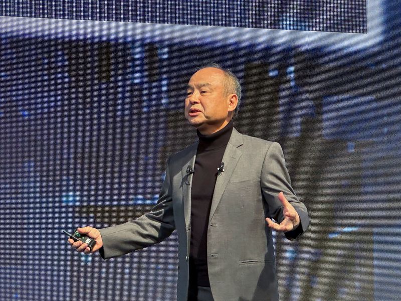 © Reuters. FILE PHOTO: Giám đốc điều hành SoftBank Masayoshi Son phát biểu tại hội nghị công ty SoftBank World 2023, tại Tokyo, Nhật Bản ngày 4 tháng 10 năm 2023. REUTERS/Francis Tang/File Photo