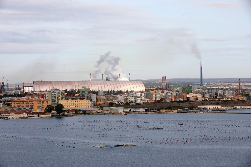 &copy; Reuters. L'impanto siderurgico dell'ex Ilva a Taranto, Italia, 11 novembre 2019. REUTERS/Ciro De Luca