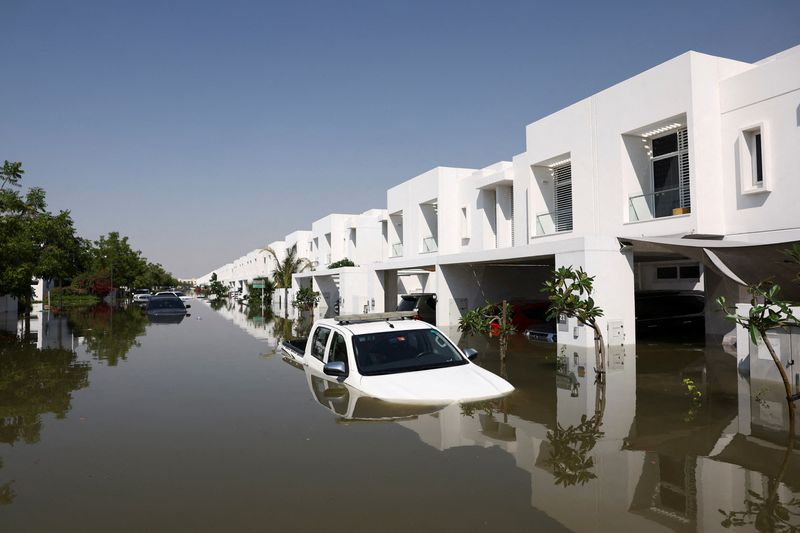 © Reuters. FILE PHOTO: Cars lie partially submerged in water at a residential complex following heavy rainfall, in Dubai, United Arab Emirates, April 18, 2024. REUTERS/Amr Alfiky/File Photo