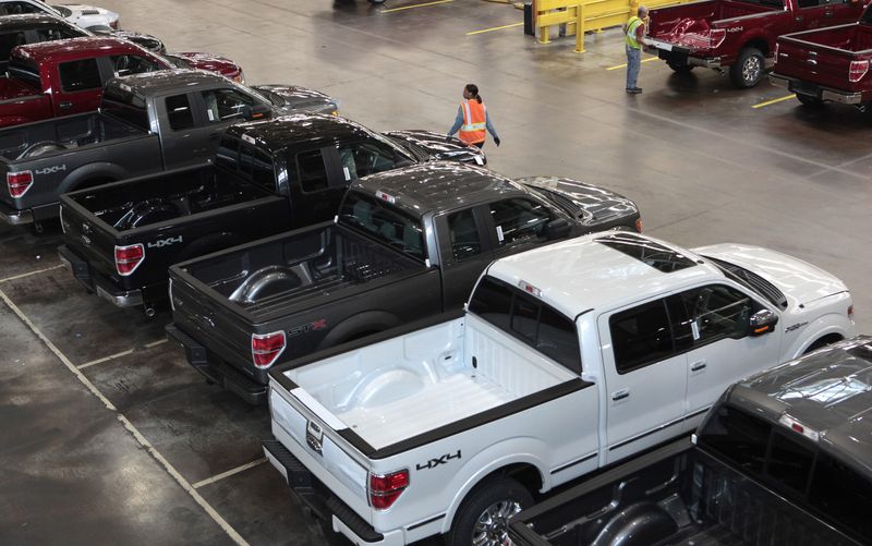 © Reuters. FILE PHOTO: 2014 Ford F-150 pick-up trucks are seen inside the plant at the Ford Motor Dearborn Truck Plant in Dearborn, Michigan September 16, 2013. REUTERS/Rebecca Cook/File Photo